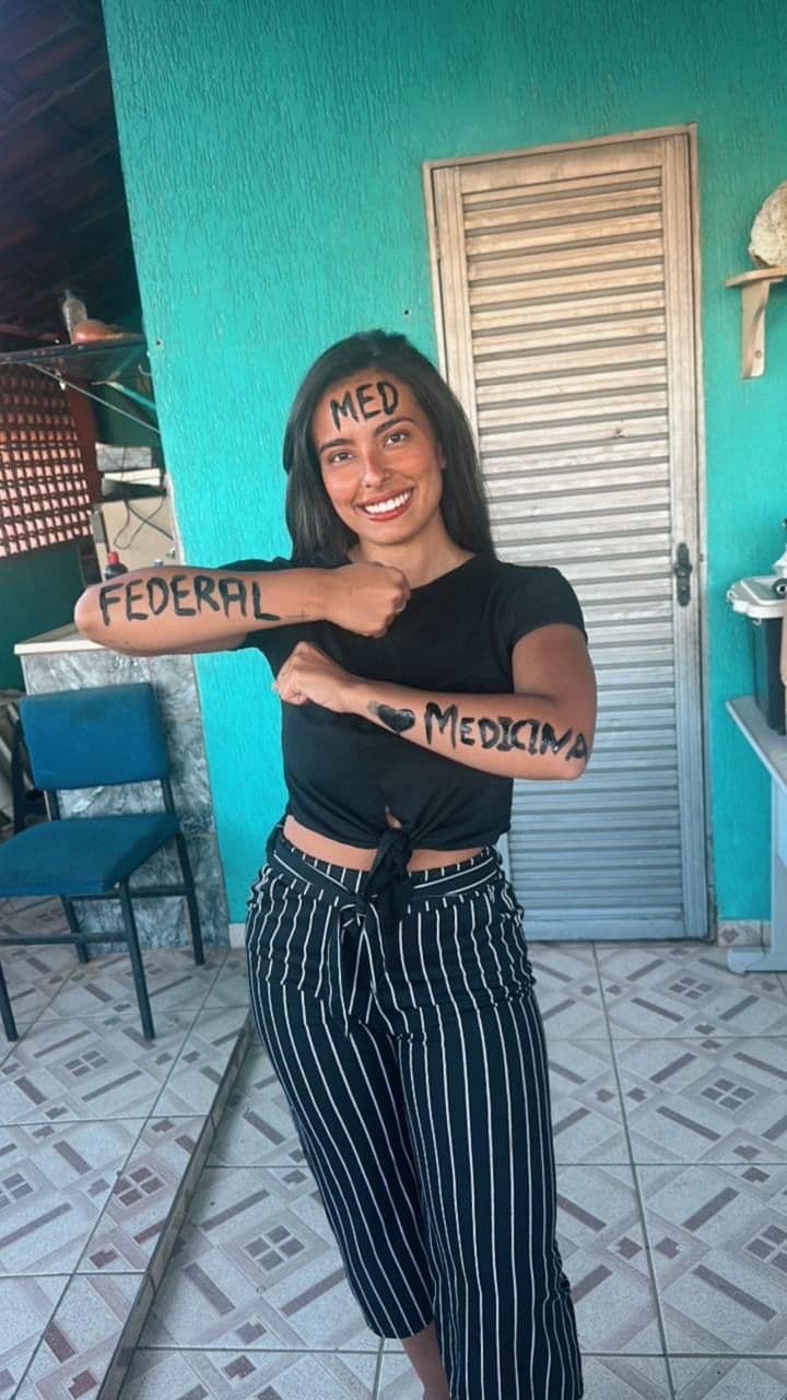 Aluno do Aprova-in Educação comemorando aprovação