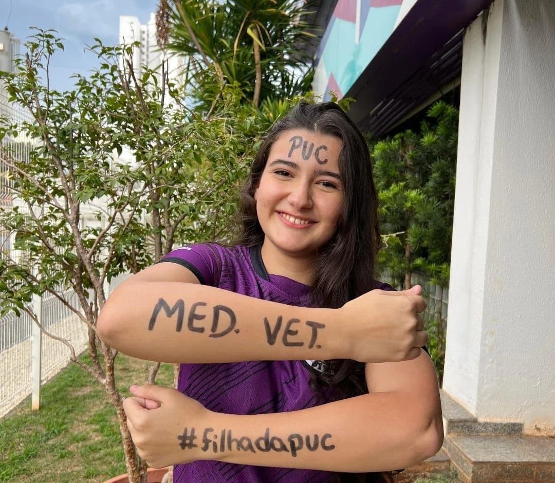 Aluno do Aprova-in Educação comemorando aprovação