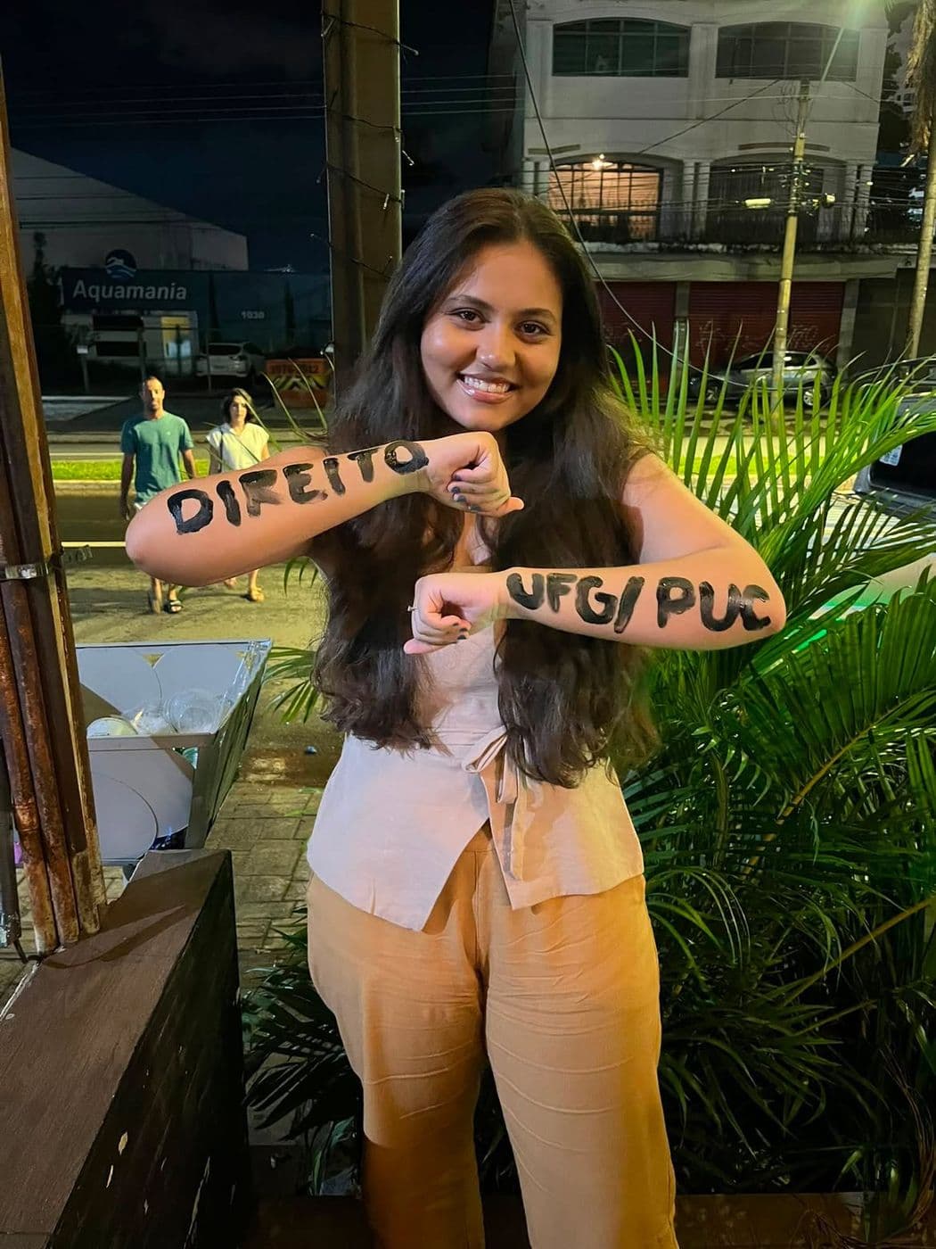 Aluno do Aprova-in Educação comemorando aprovação