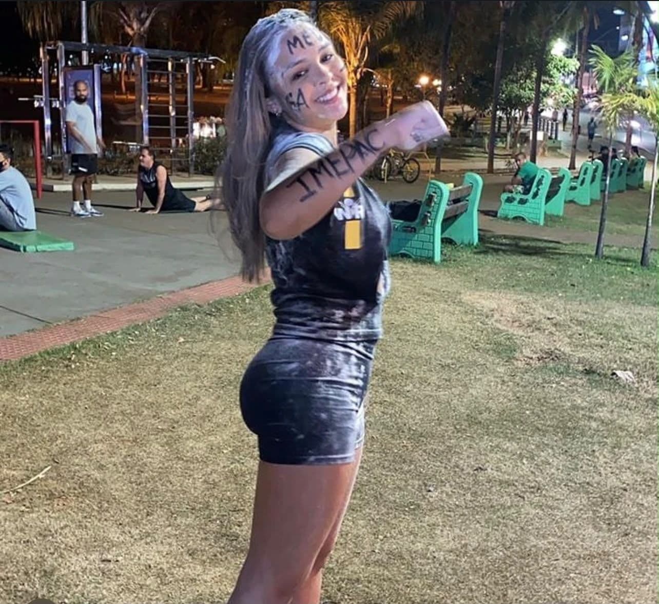 Aluno do Aprova-in Educação comemorando aprovação