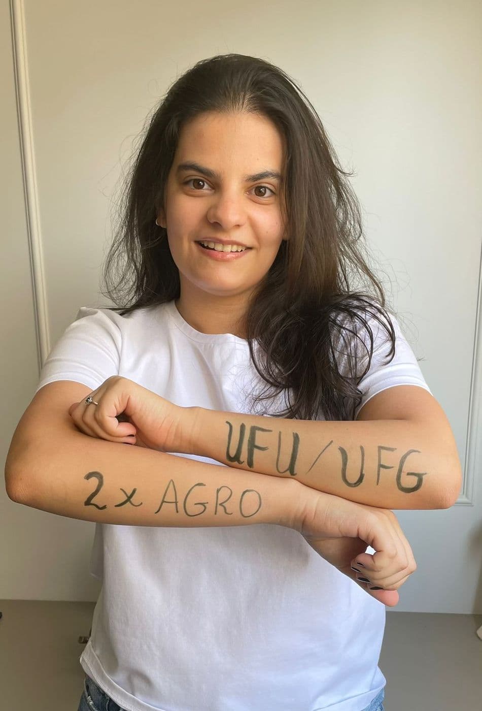Aluno do Aprova-in Educação comemorando aprovação