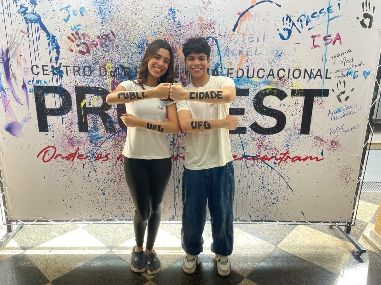 Aluno do Aprova-in Educação comemorando aprovação