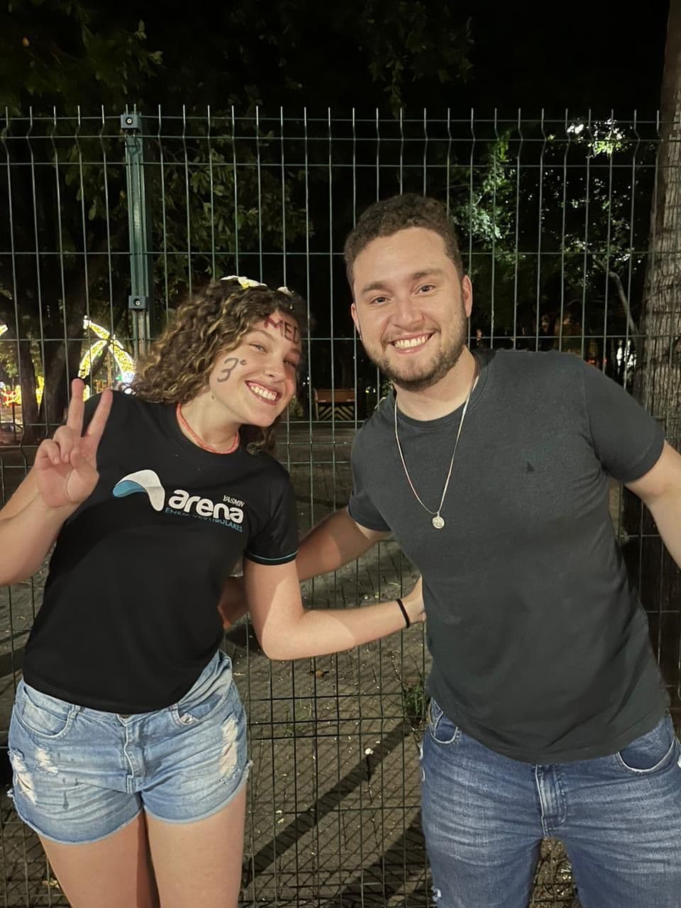 Aluno do Aprova-in Educação comemorando aprovação