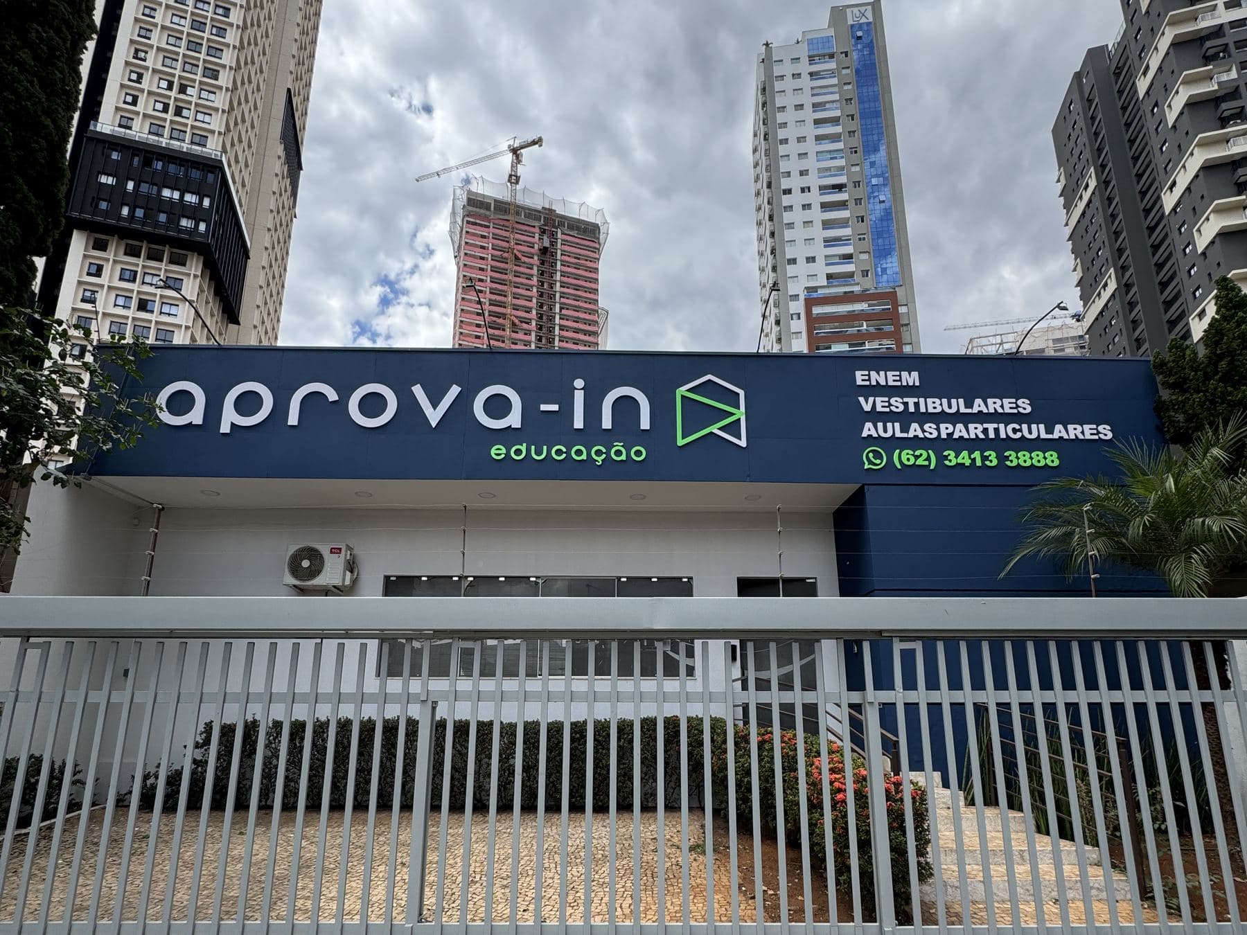 Fachada do Aprova-in Educação, no Setor Bueno, Goiânia