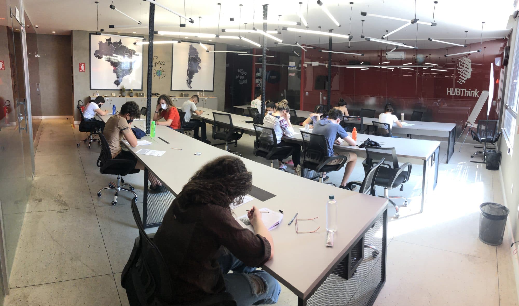 Alunos estudando de máscara em um espaço compartilhado, durante a pandemia — 2021.