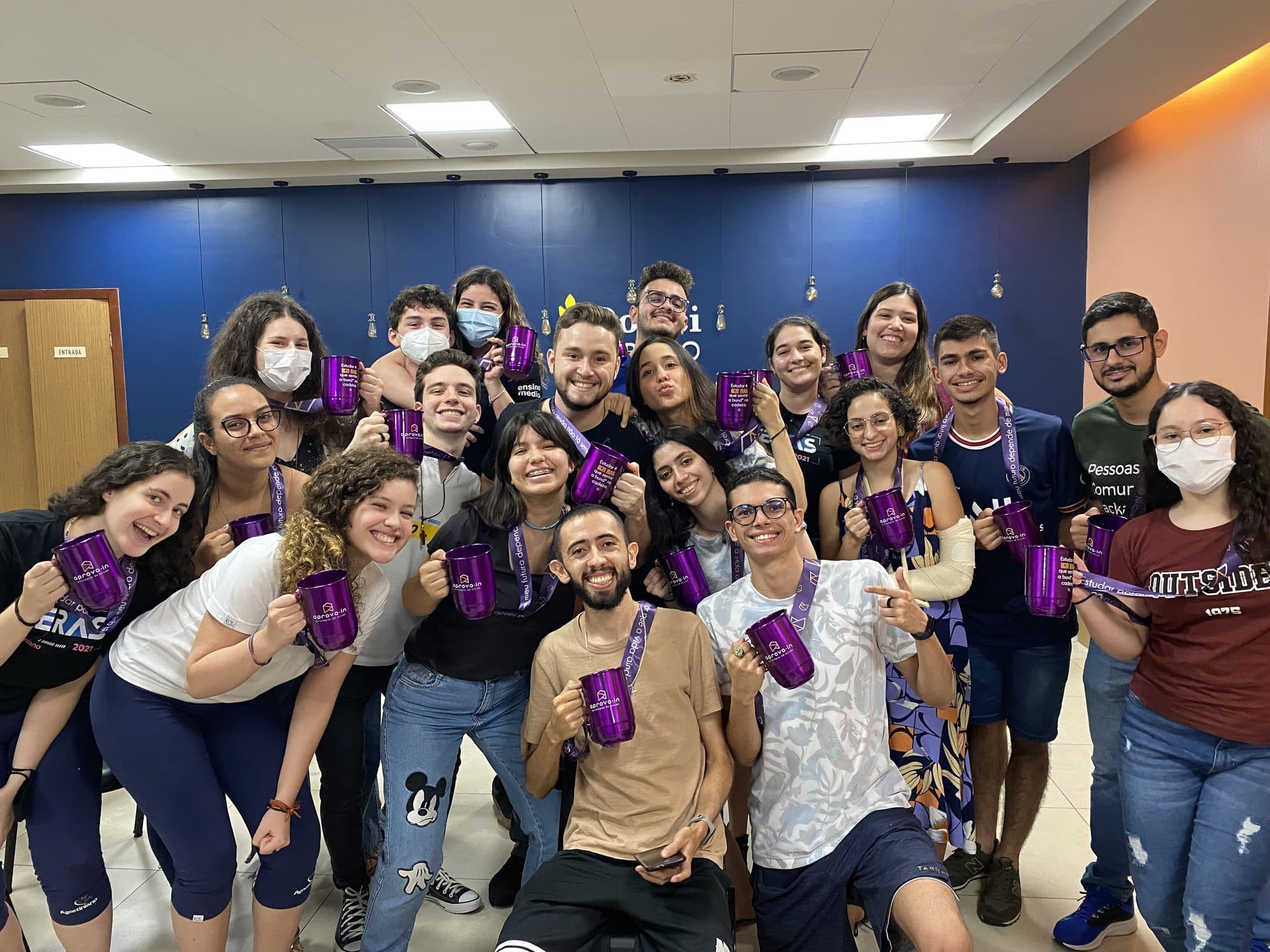 Turma em uma comemoração do Aprova-in, com canecas e fitas de medalha personalizadas — 2021.