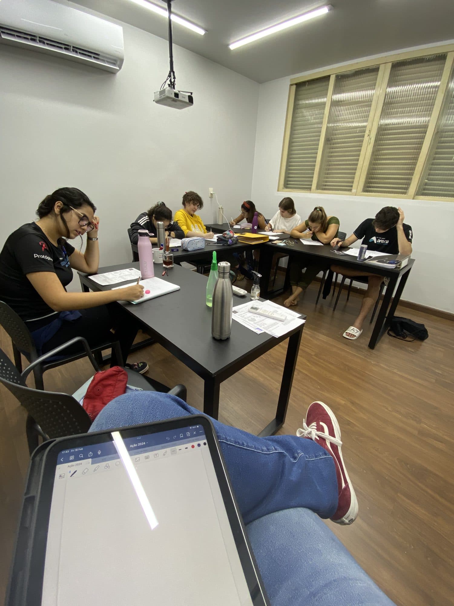 Alunos estudando com foco individual em turma específica do Aprova-in