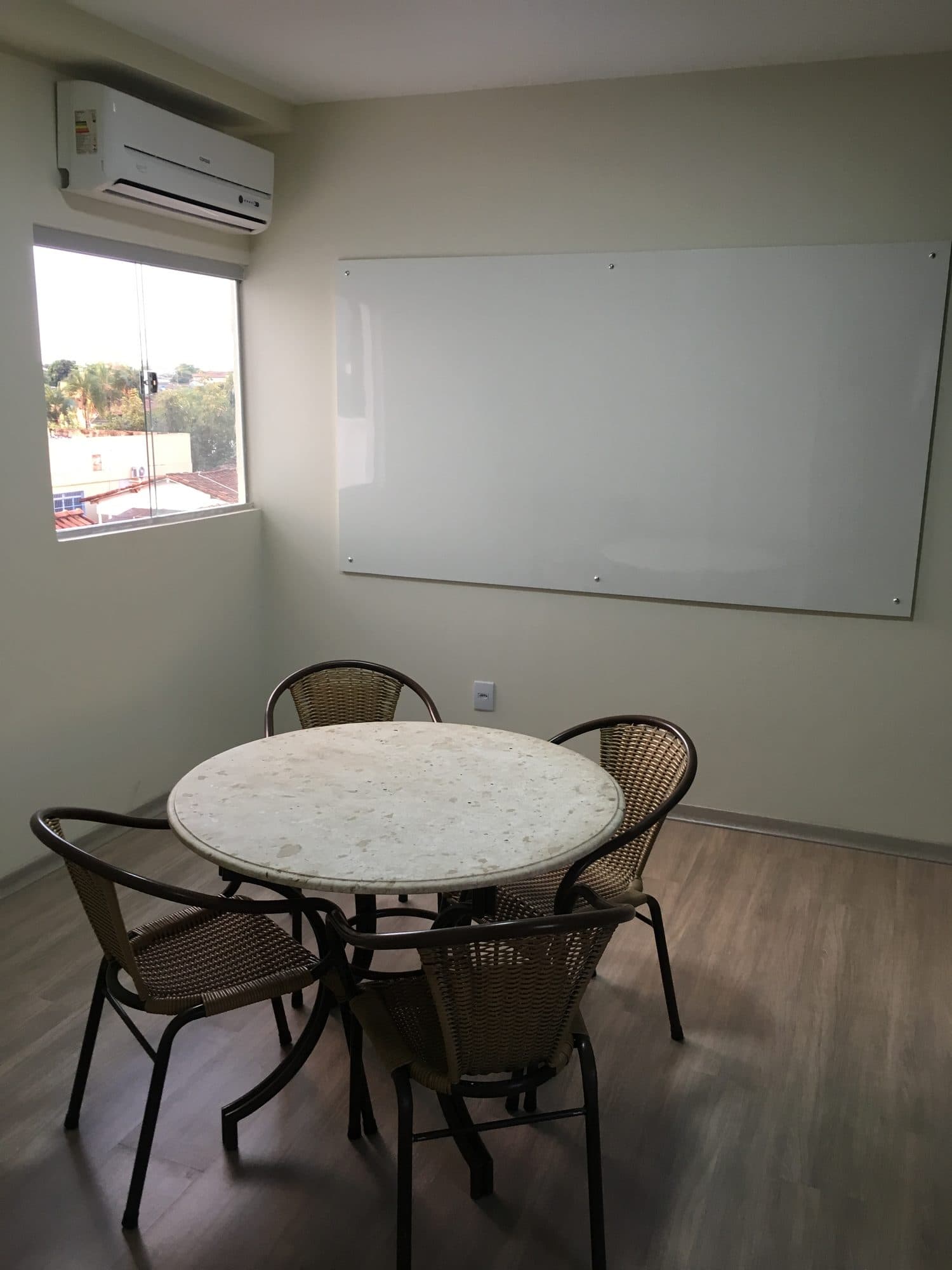 Uma das primeiras salas do SQN Aulas em Goiânia, com mesa redonda, cadeiras e quadro branco — 2018.