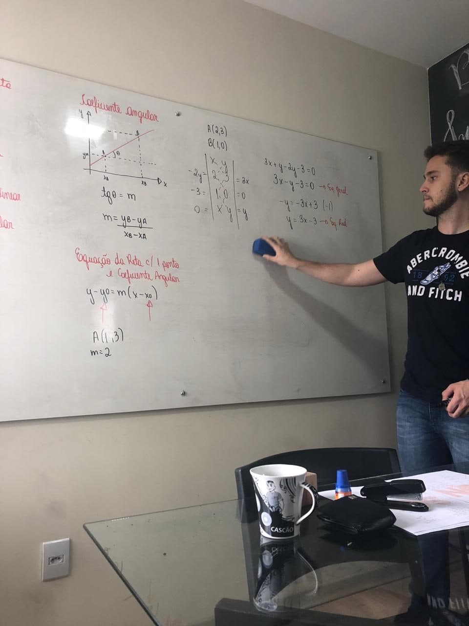 Aula de Matemática no quadro branco, nos primeiros anos do SQN Aulas.