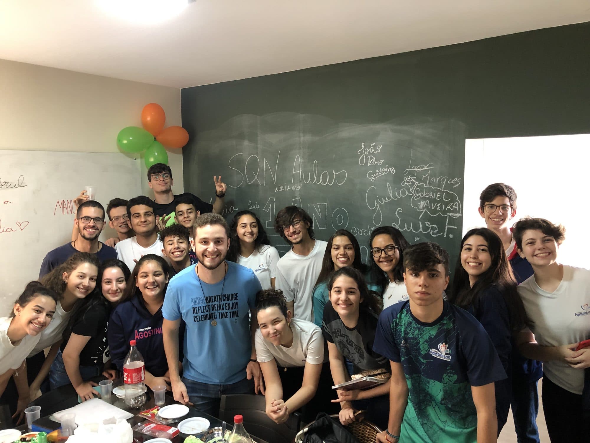 Celebração no SQN Aulas, em Goiânia, nos primeiros anos da empresa — 2019.