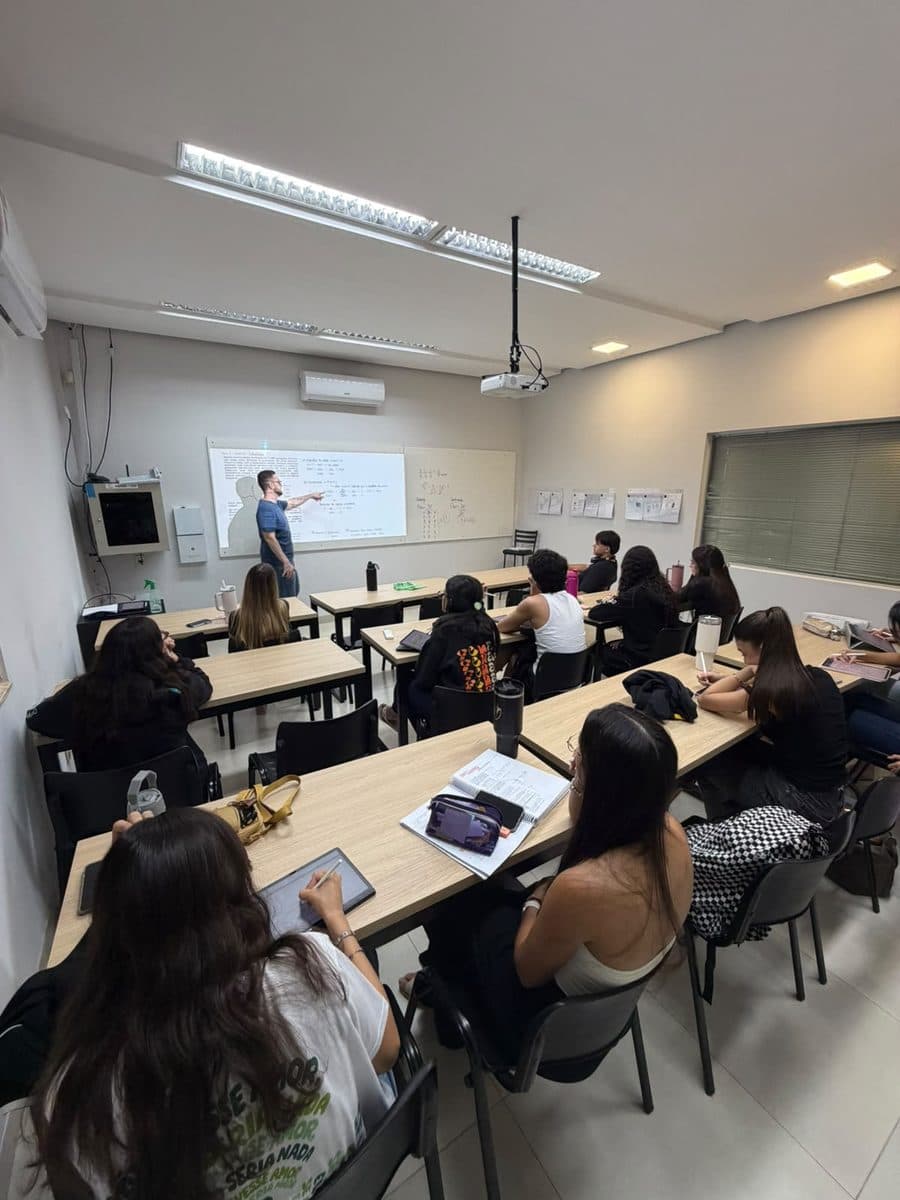 Gabriel conduzindo aula de uma turma do Aprova-in, explicando conteúdo no quadro